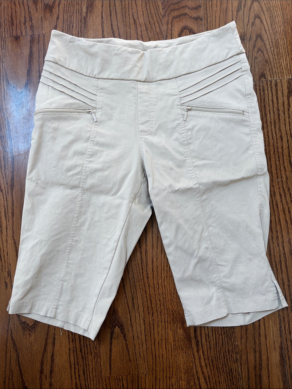 Women's Cream Pull-On Bermuda Shorts with Front Zip Pockets